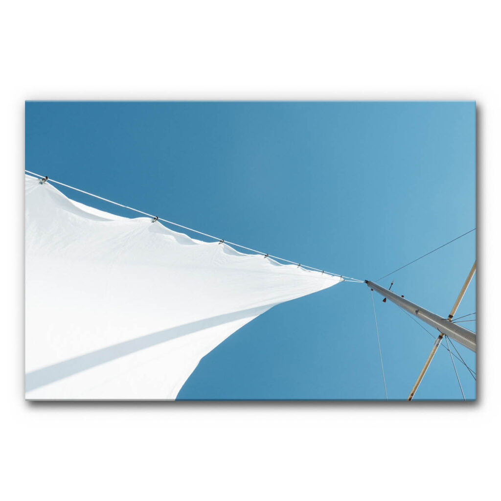 Akustikbild Blau-Weißes Glück - ein weißer Segel eines Segelschiffes in blauem Himmel.