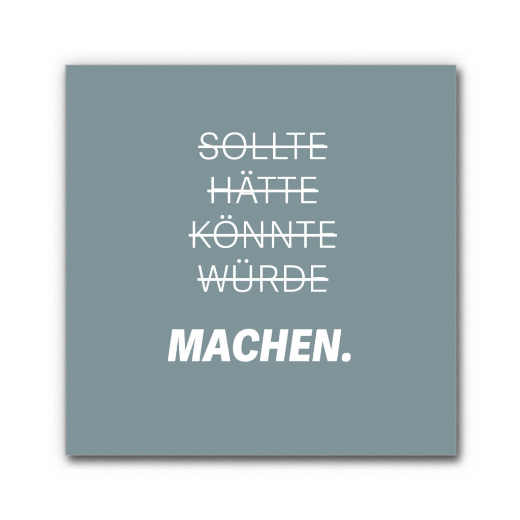 Akustikbild Motivationsspruch Machen mit weißer typografischer Schrift „Sollte Hätte Könnte Würde Machen.“ auf graublauem Hintergrund, motivierendes schallminderndes Wandbild.