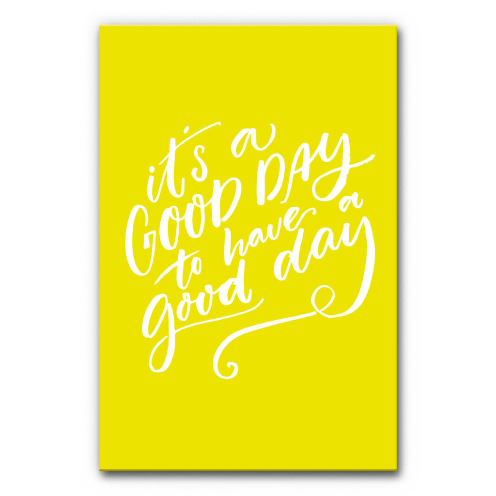 Akustikbild Spruch: It's A Good Day - ein gelbes Bild mit der weißen Handschrift "it's a GOOD DAY to have a good day".